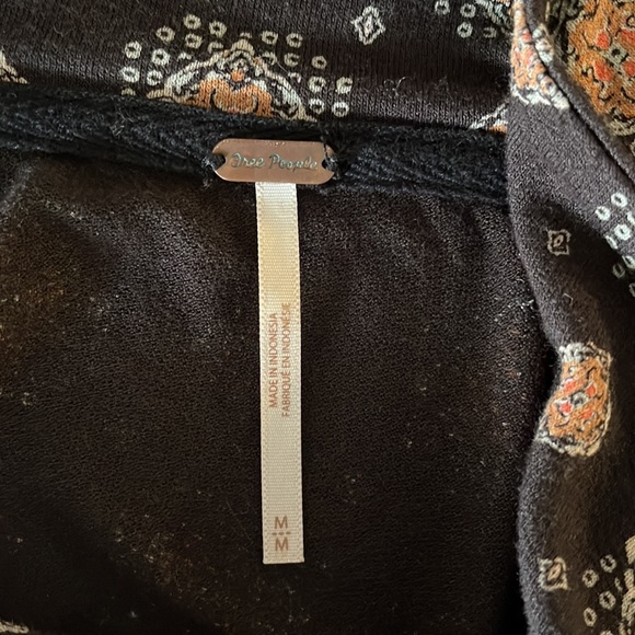 Free People Free People Sydney Printed Top M V Neck Blousy Sleeves Tile Print M - Picture 7 of 9